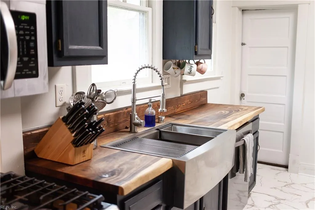 1040 Leckie ST, Portsmouth — 3 bed Residential, 1,828 sqft