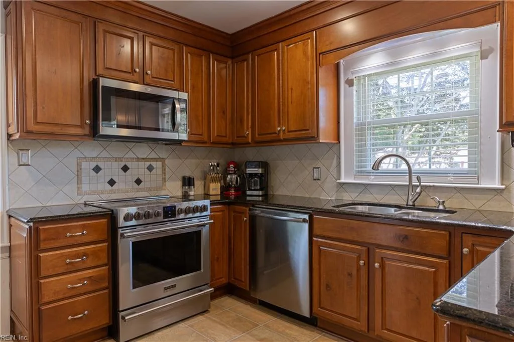 305 Robinhood RD, FRANKLIN VA 23851 - Photo 3