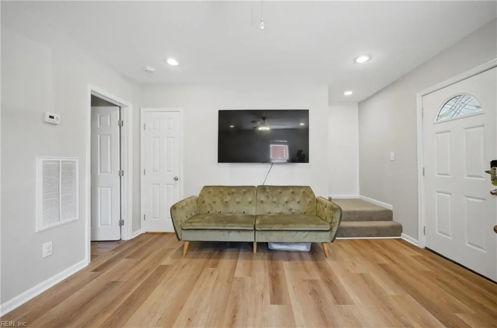 239 Locust AVE, HAMPTON VA 23661 - Photo 5