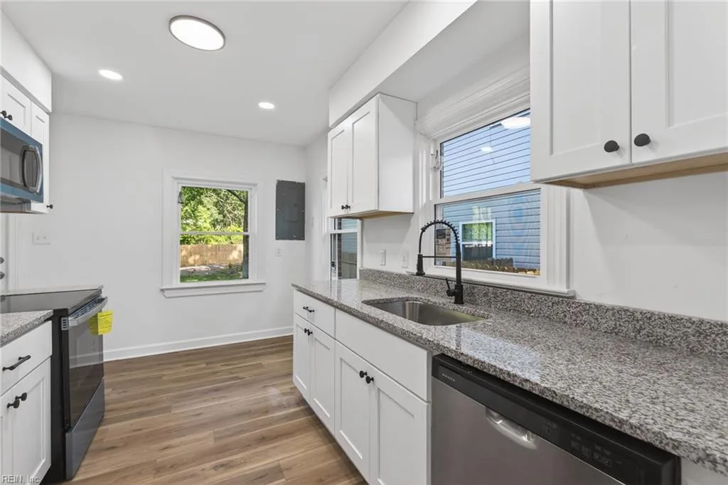 690 Greenbriar AVE, HAMPTON VA 23661 - Photo 2