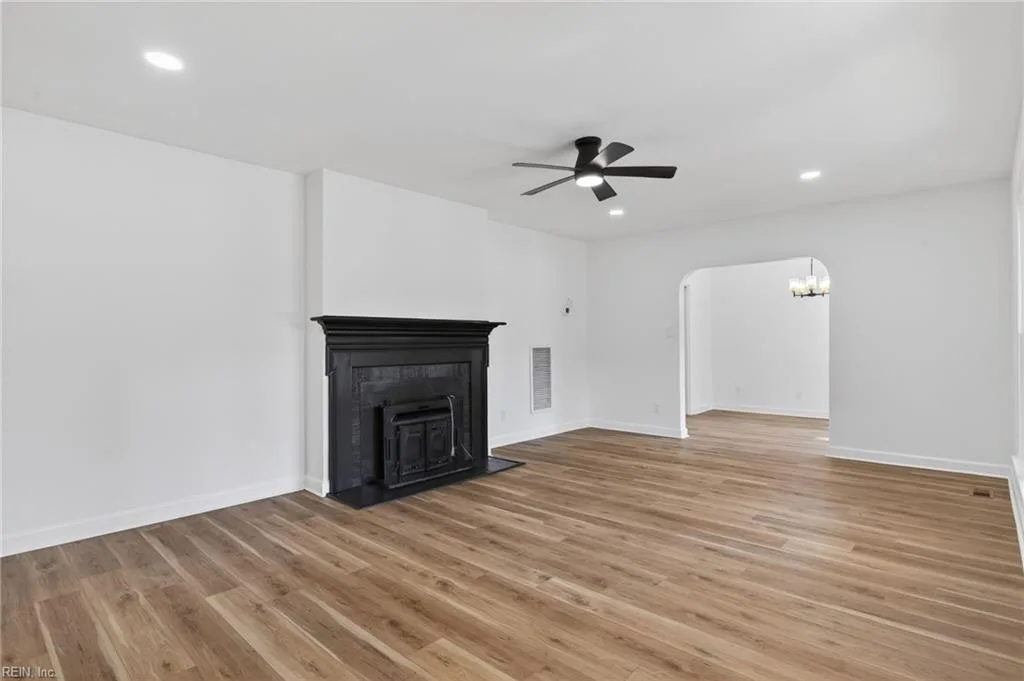 690 Greenbriar AVE, HAMPTON VA 23661 - Photo 5
