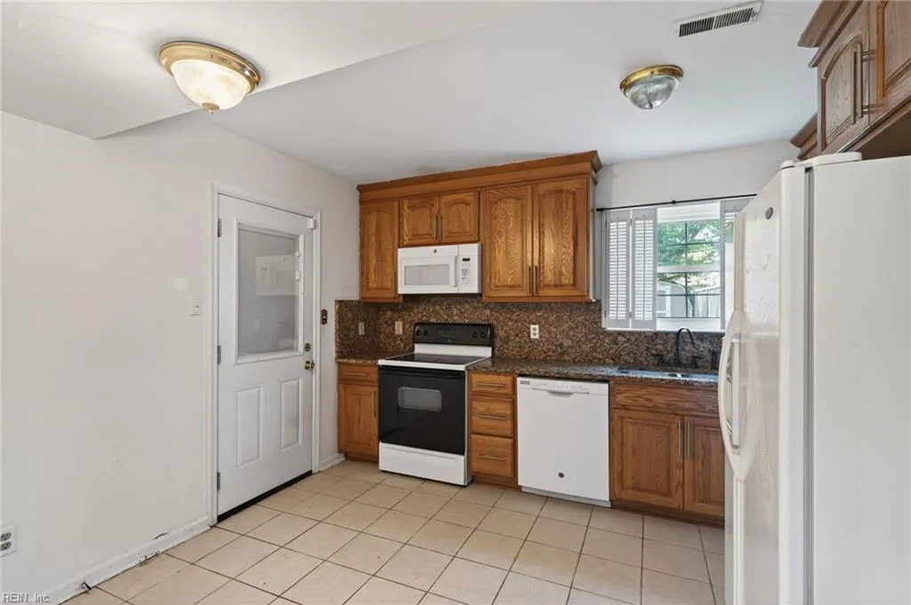 195 Bentley DR, NEWPORTNEWS VA 23602 - Photo 5
