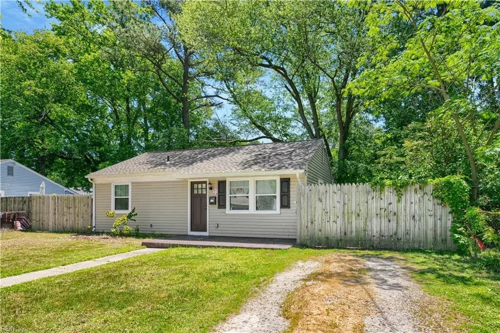 1422 Woodcrest DR, HAMPTON VA 23663 - Main photo