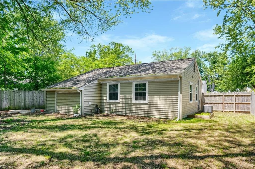 1422 Woodcrest DR, HAMPTON VA 23663 - Photo 5
