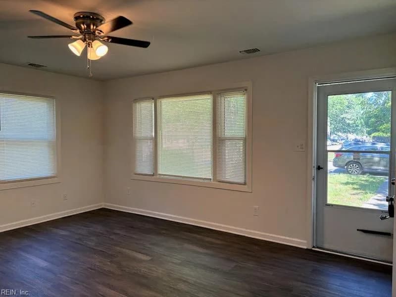 212 Pine Grove AVE, HAMPTON VA 23669 - Photo 4