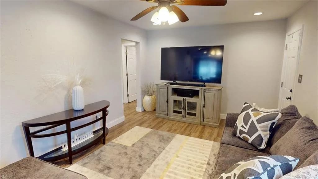 3841 Robin Hood RD, NORFOLK VA 23513 - Photo 3