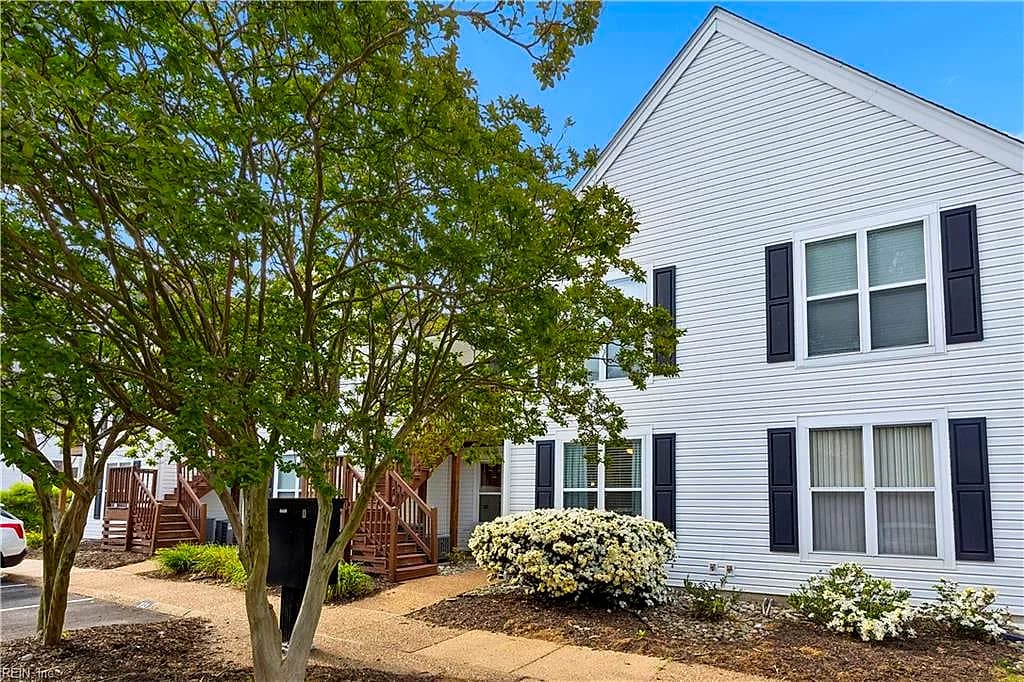 213 Persimmon DR, YORKTOWN VA 23693 - Main photo