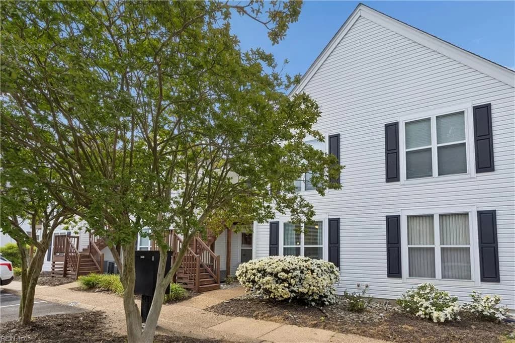 213 Persimmon DR, YORKTOWN VA 23693 - Photo 2