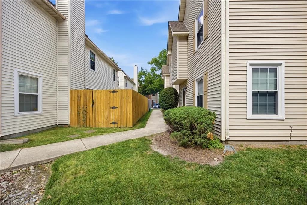 944 Gas Light LN, VIRGINIABEACH VA 23462 - Photo 3