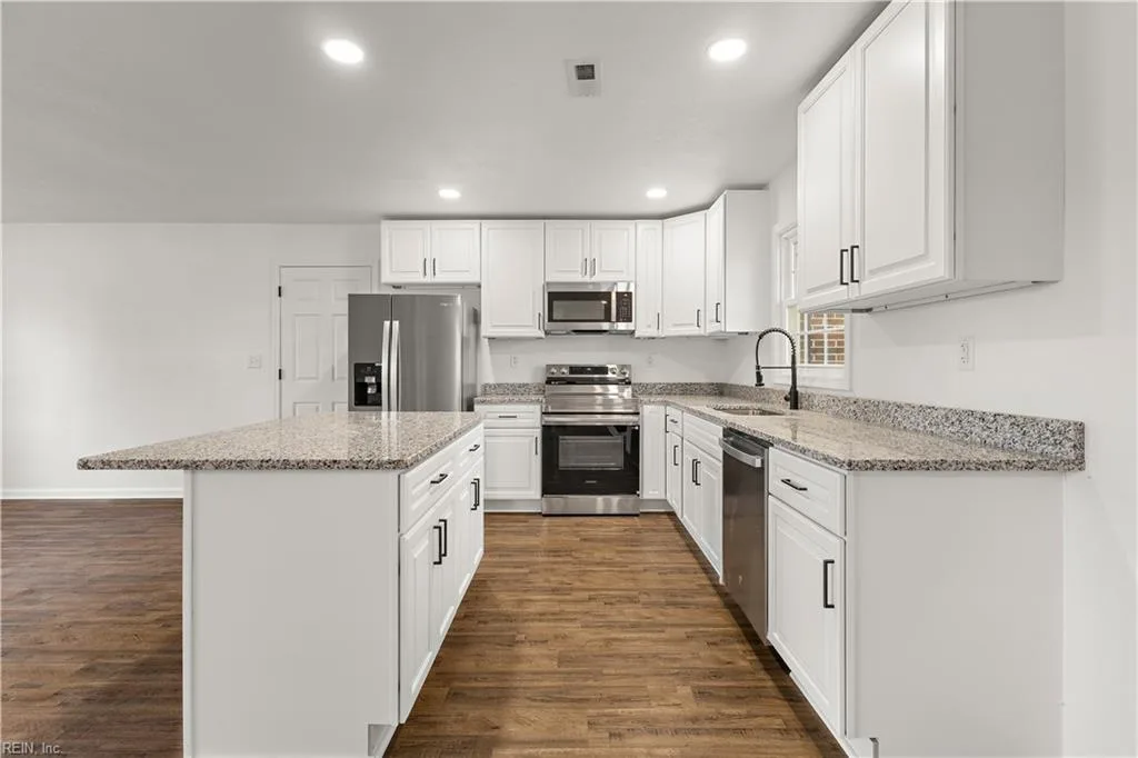 3025 Woodlawn DR, SUFFOLK VA 23434 - Photo 5