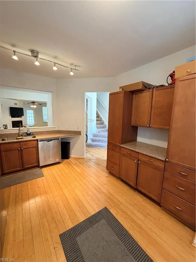 807 Oak Springs CT, NEWPORTNEWS VA 23602 - Photo 5