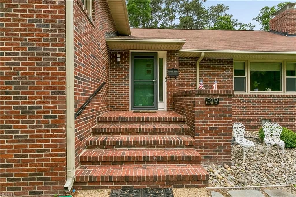 319 Mistletoe DR, NEWPORTNEWS VA 23606 - Photo 4