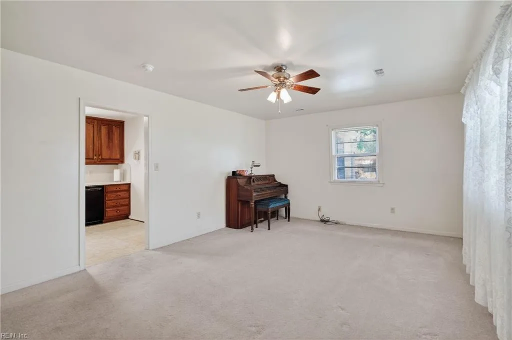 405 Dunmore DR, NEWPORTNEWS VA 23602 - Photo 5