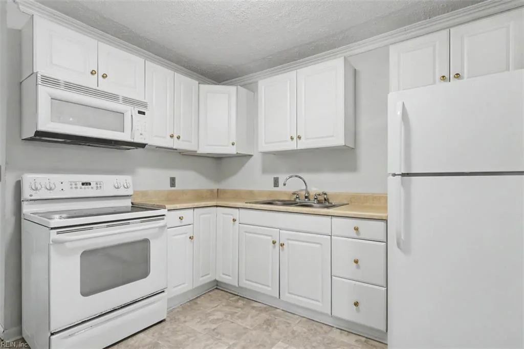 105 2nd ST, YORKTOWN VA 23692 - Photo 5
