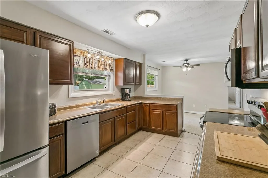 134 Saint Stephens DR, NEWPORTNEWS VA 23602 - Photo 3