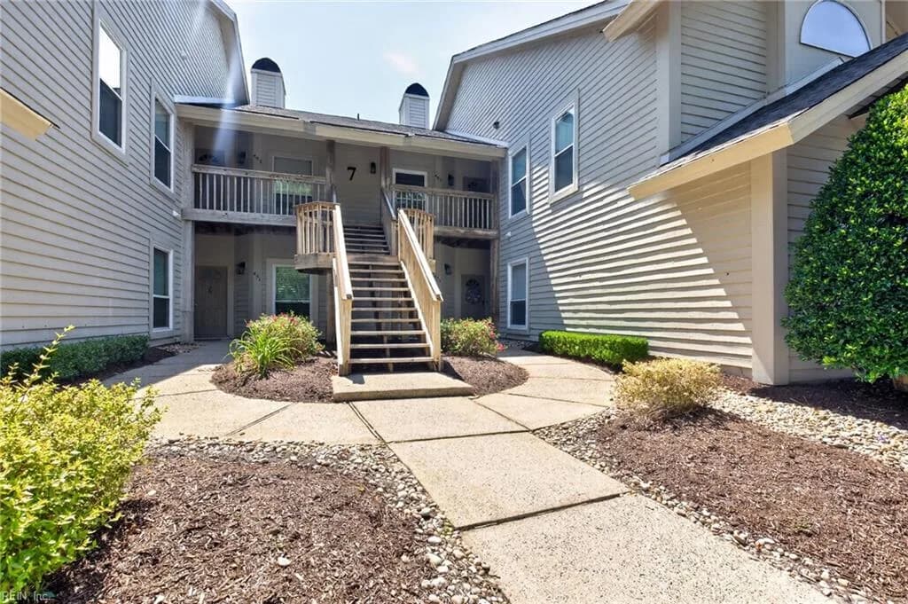 457 E Lake CIR, CHESAPEAKE VA 23322 - Photo 5