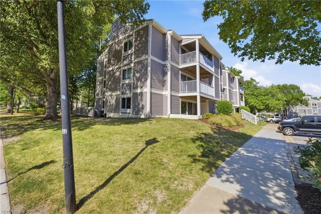 1001 Autumn Woods LN #109, VIRGINIABEACH VA 23454 - Photo 2