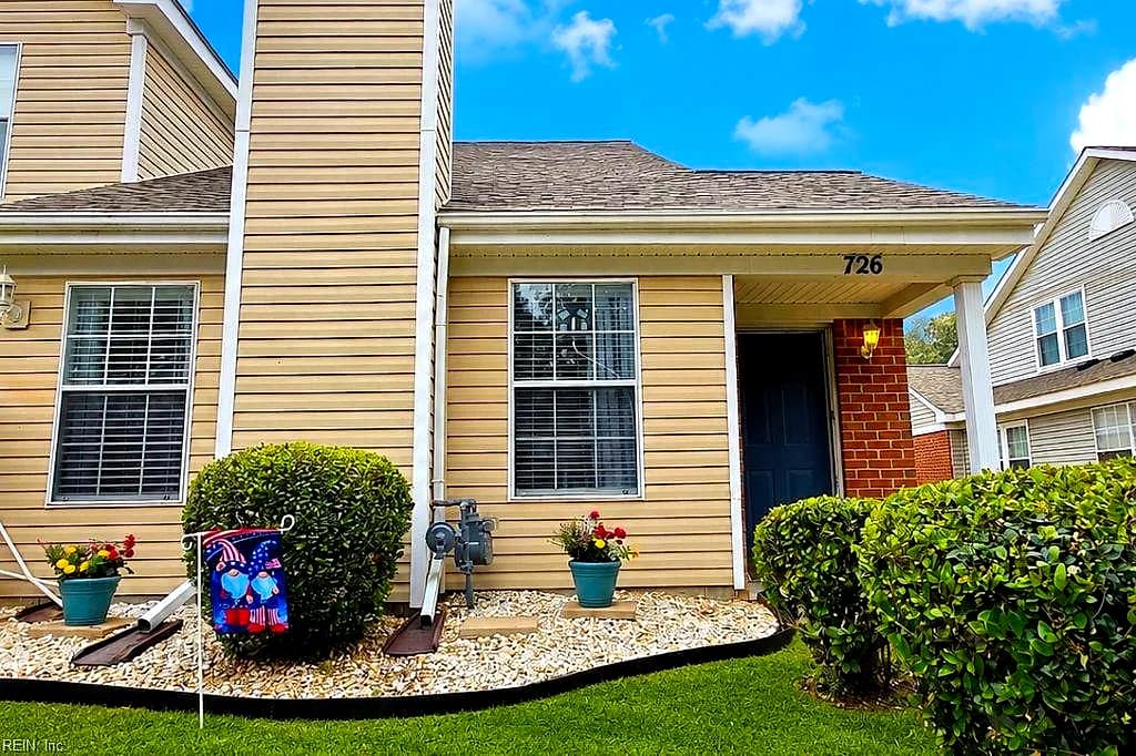 726 Oak Mill LN, NEWPORT NEWS VA 23602 - Main photo