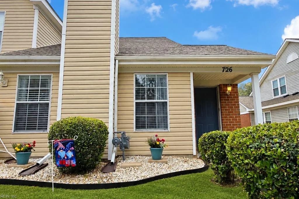 726 Oak Mill LN, NEWPORTNEWS VA 23602 - Main photo
