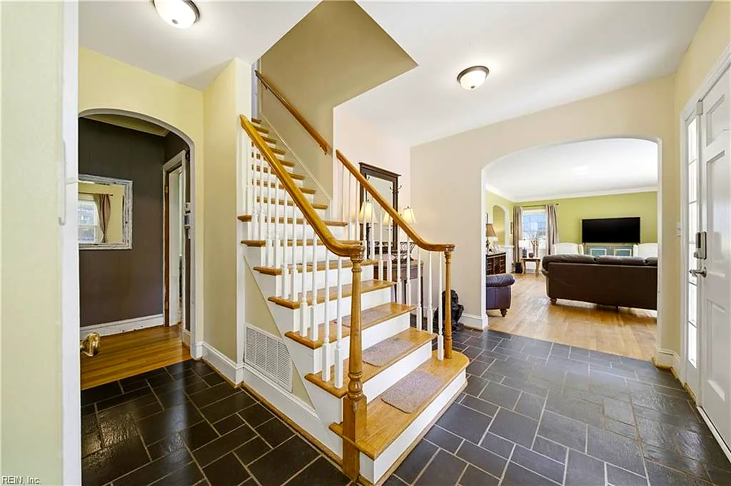 507 Dumville AVE, Suffolk — 4 bed Residential, 2,446 sqft