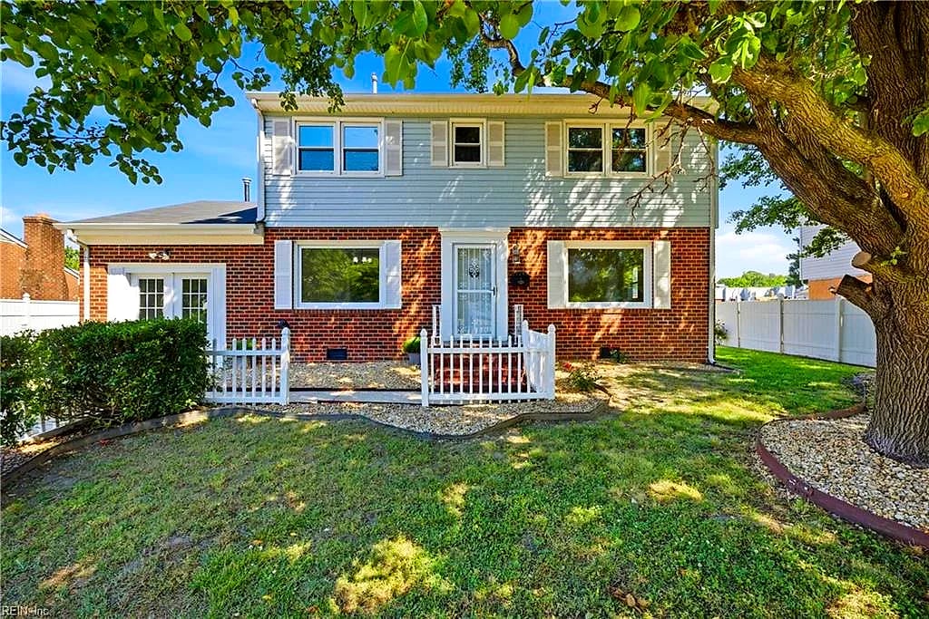 725 Arrowhead DR, NEWPORT NEWS VA 23601