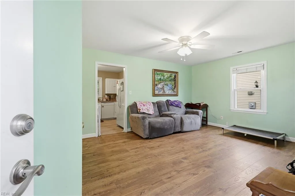 25 Rendon DR, HAMPTON VA 23666 - Photo 4