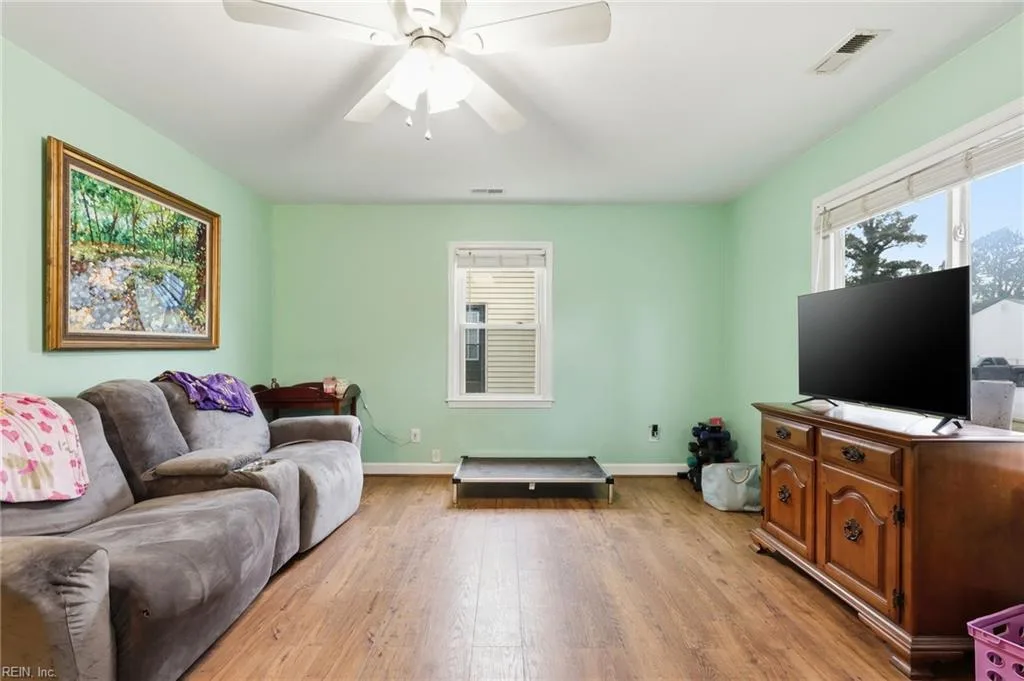 25 Rendon DR, HAMPTON VA 23666 - Photo 5