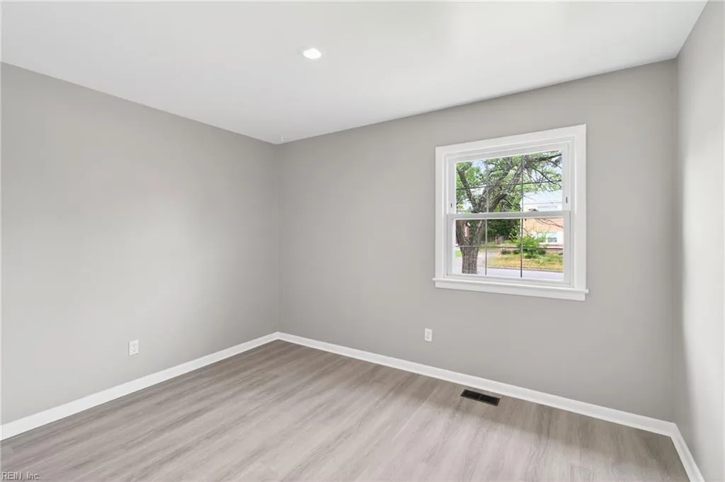 710 S Fallon CT, HAMPTON VA 23661 - Photo 4