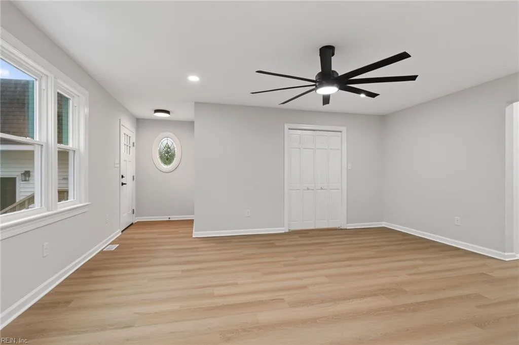 8 E Commodore DR, NEWPORTNEWS VA 23608 - Photo 3