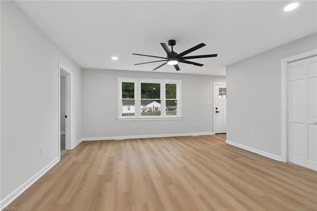8 E Commodore DR, NEWPORTNEWS VA 23608 - Photo 4