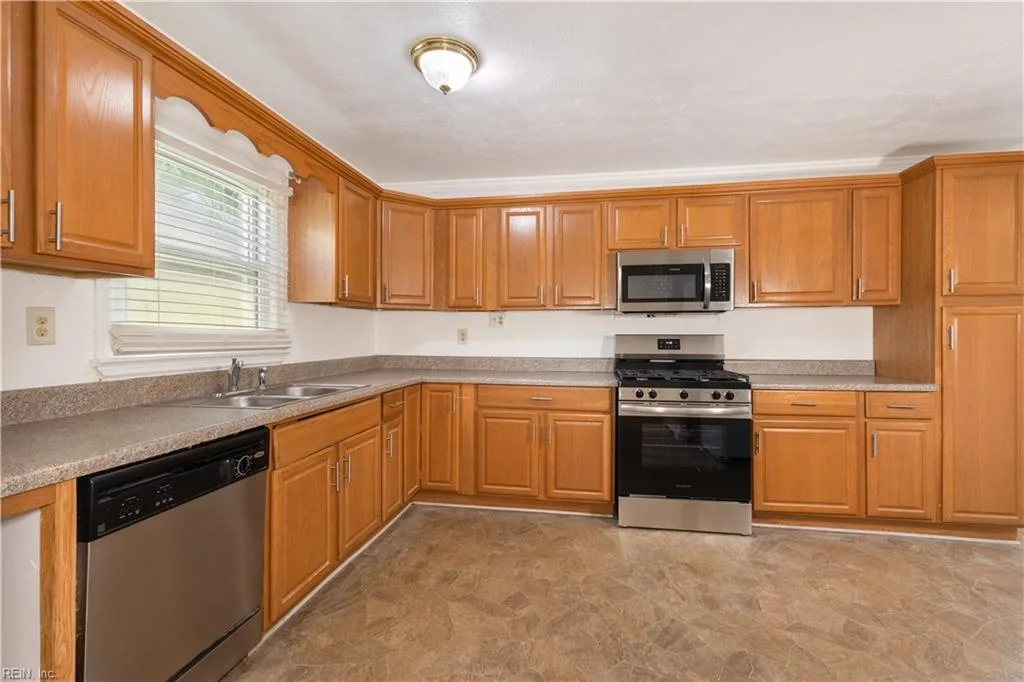 480 Richneck RD, NEWPORTNEWS VA 23608 - Photo 3