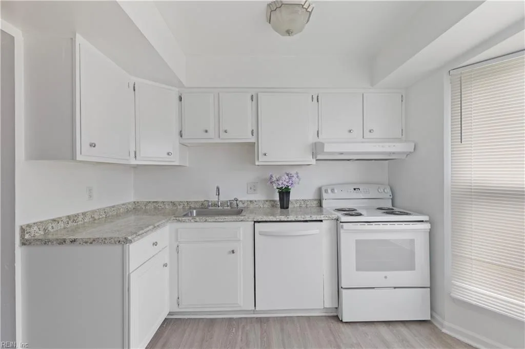 609 Hustings Court LN, VIRGINIABEACH VA 23452 - Photo 4