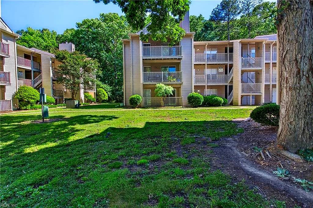 560 CANDLE LN #104, NEWPORT NEWS VA 23608 - Main photo