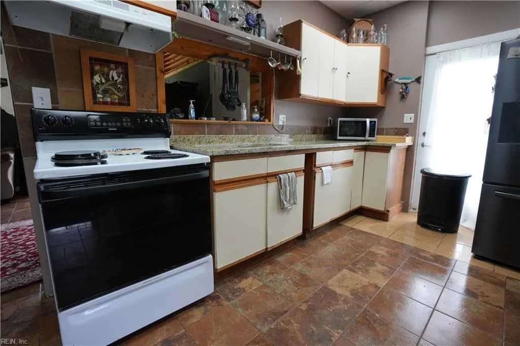 30191 Back Creek RD, HACKSNECK VA 23358 - Photo 4
