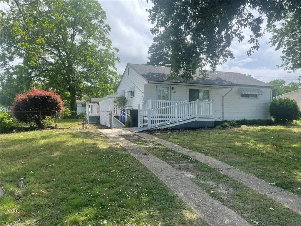 2129 Dean DR, NORFOLK VA 23518 - Main photo