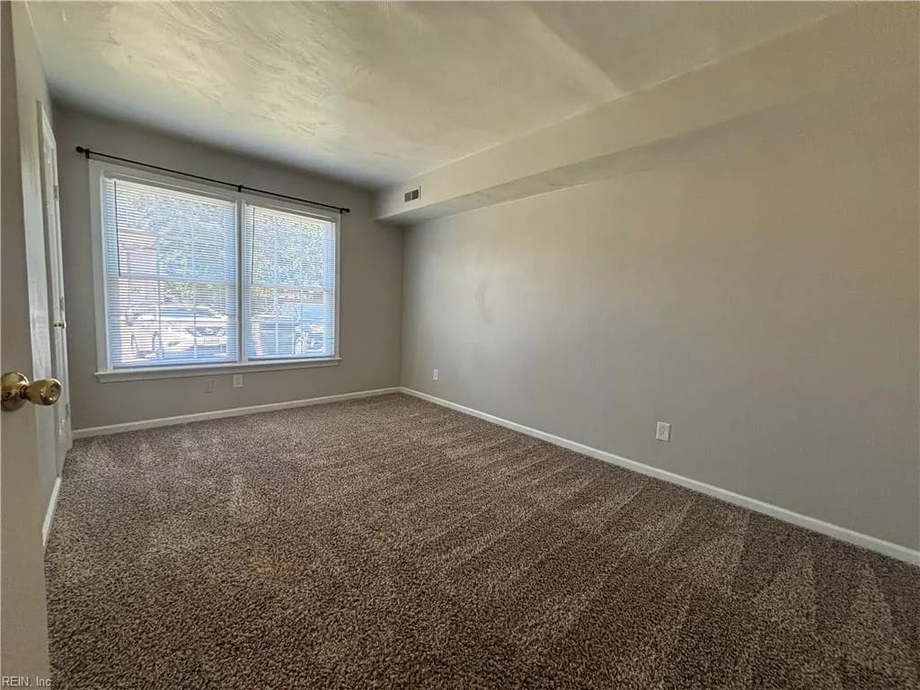 472 Falling LN, VIRGINIABEACH VA 23454 - Photo 5