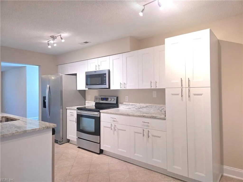 209 North Hill LN, CHESAPEAKE VA 23322 - Photo 3