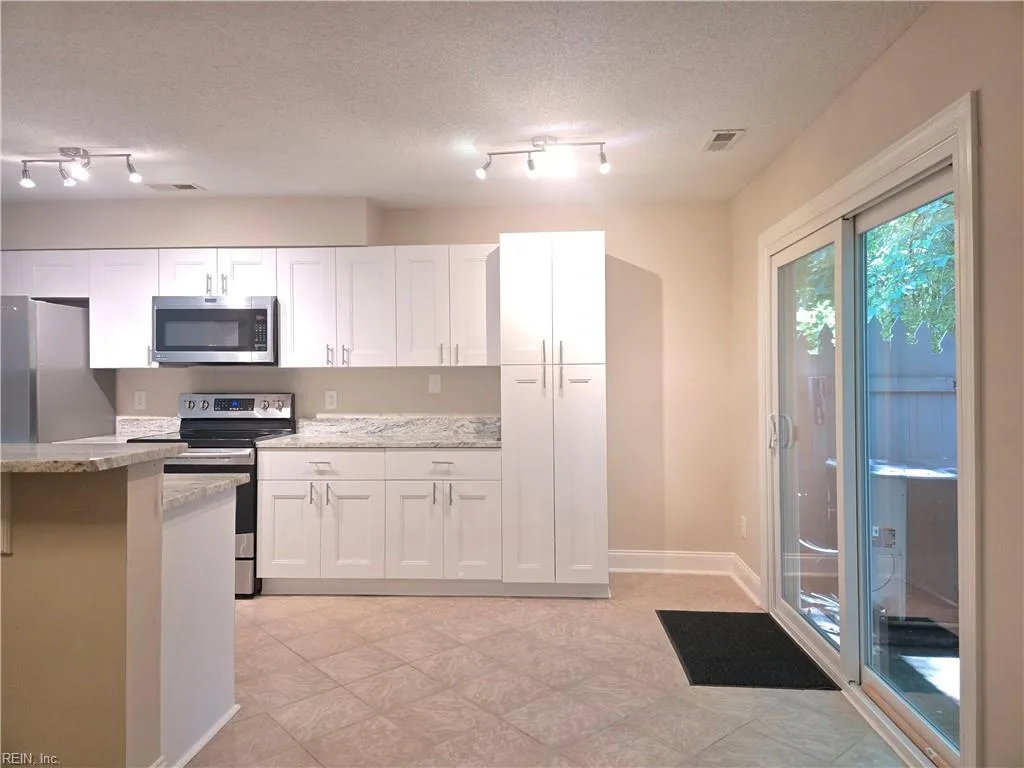209 North Hill LN, CHESAPEAKE VA 23322 - Photo 4