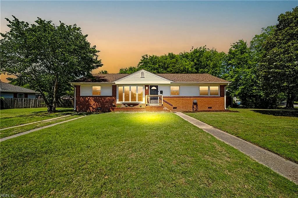 2 Lynnhaven DR, Hampton — 4 bed Residential, 1,372 sqft