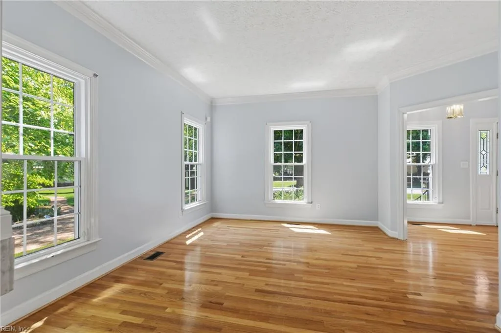 111 Manassas LOOP, YORKTOWN VA 23693 - Photo 5
