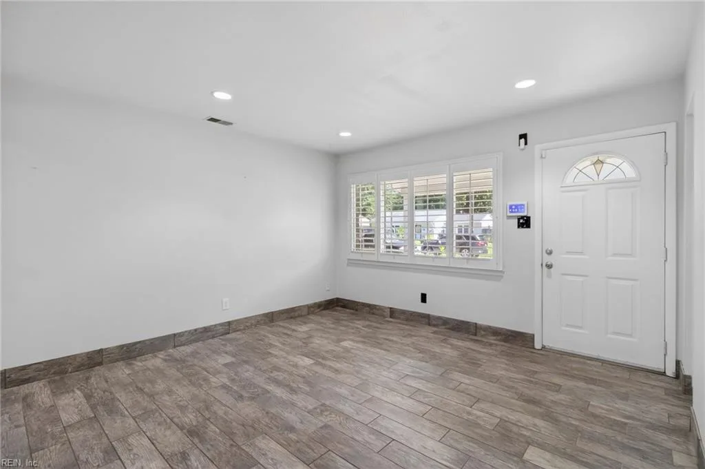 359 Hospital DR, VIRGINIABEACH VA 23452 - Photo 4