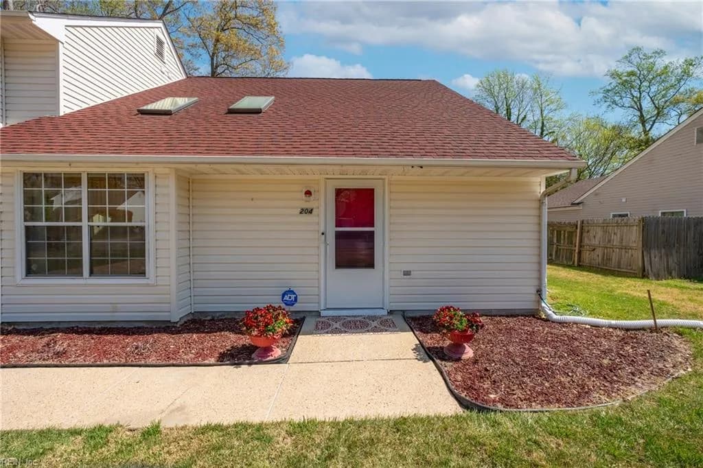 204 Springdale WAY, HAMPTON VA 23666 - Photo 3