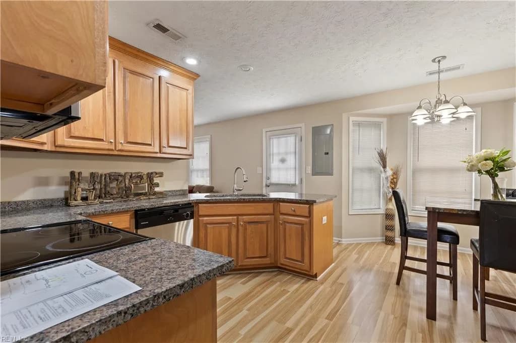 324 West Queen ST, HAMPTON VA 23669 - Photo 3