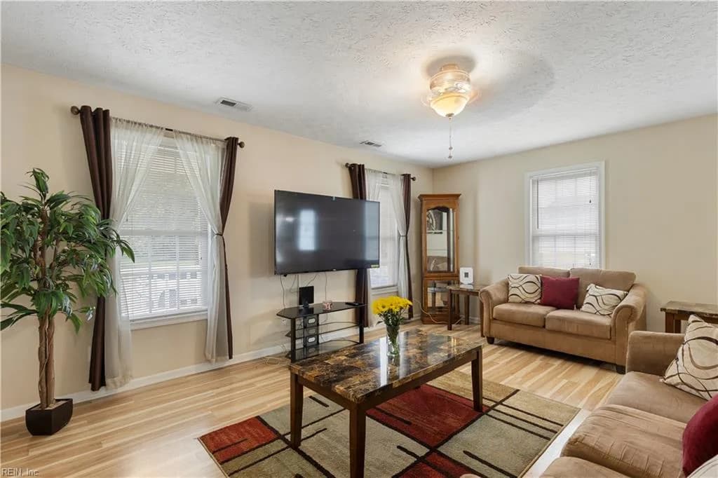 324 West Queen ST, HAMPTON VA 23669 - Photo 4