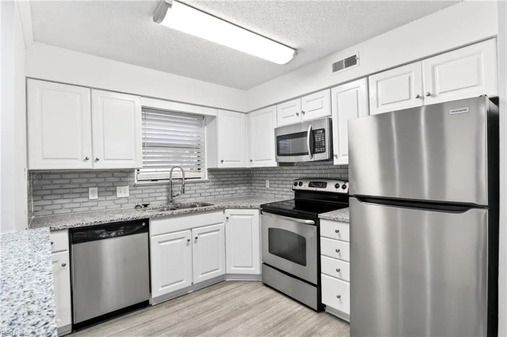 149 Windsor Castle DR #E, NEWPORTNEWS VA 23608 - Photo 3