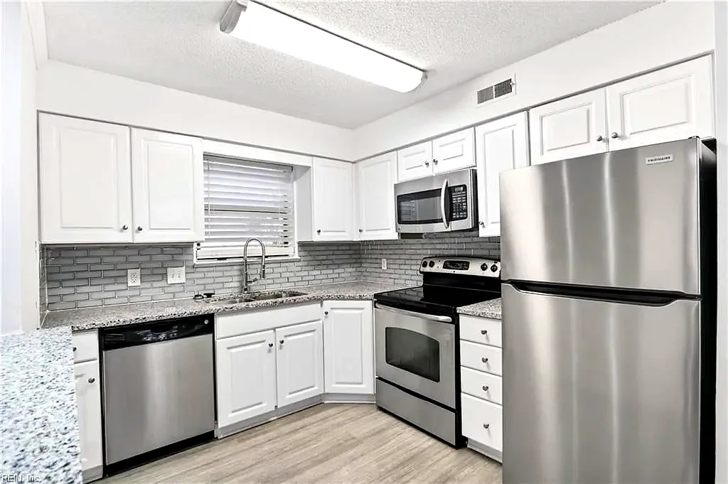 149 Windsor Castle DR #E, NEWPORTNEWS VA 23608 - Photo 4