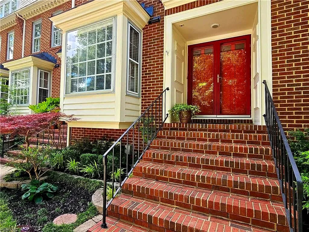 817 Botetourt GDNS, NORFOLK VA 23507 - Photo 2