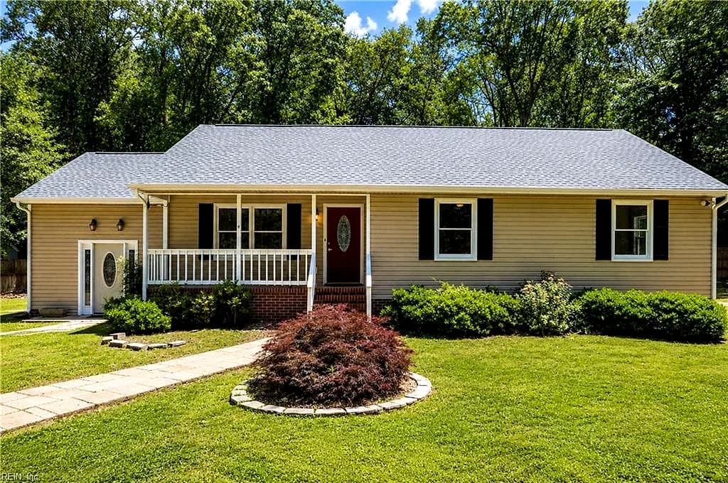 8253 Manor DR, GLOUCESTER VA 23061 - Main photo