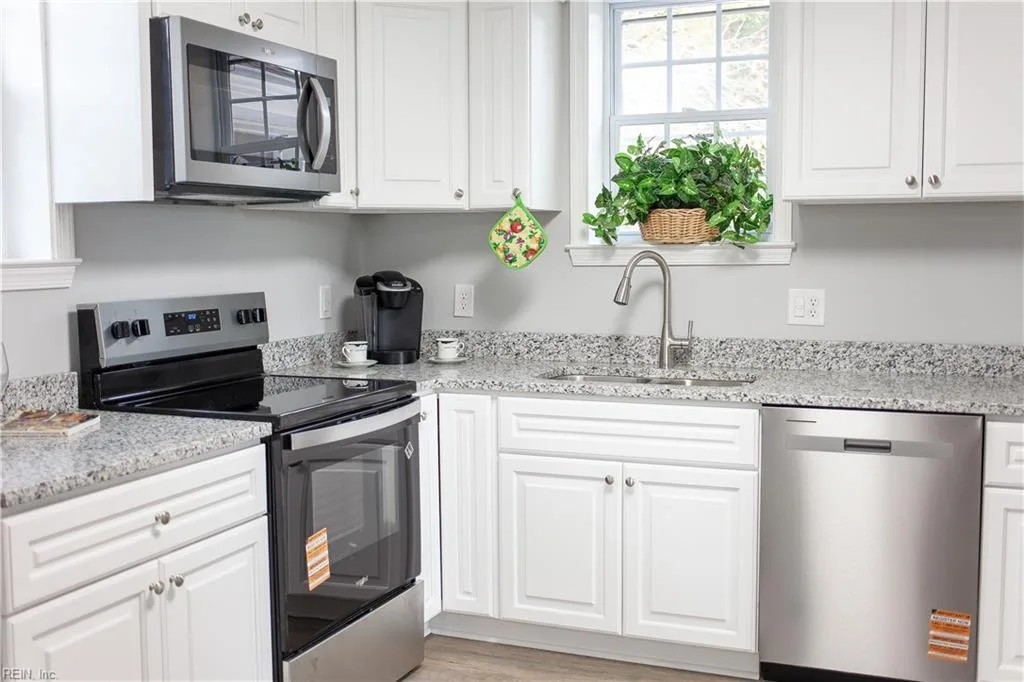 208 Woodland RD, HAMPTON VA 23669 - Photo 4