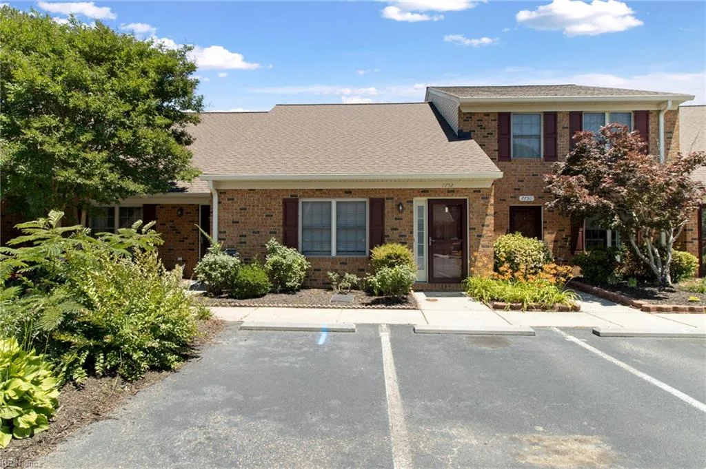 7752 The Points PL #703, GLOUCESTERPOINT VA 23062